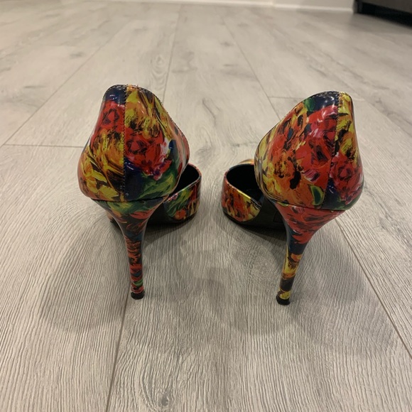 Size 9, Floral - Picture 3 of 3